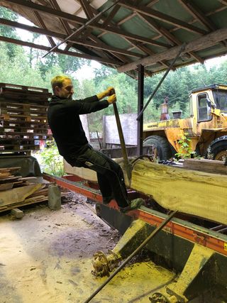 Aus dem Wald ins Haus: Wenn aus einem ganzen Eichenbaum maßgefertigte Fußbodendielen werden