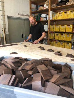 Präzition trifft Handwerk: Eine außergewöhnliche Saunadecke aus Thermo-Esche